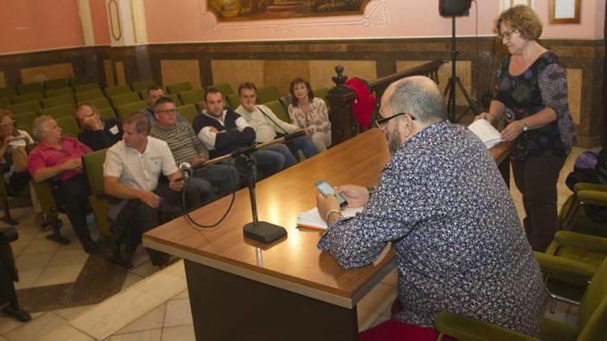 Gobierno y vecinos se reunieron ayer en el centro de cultura.