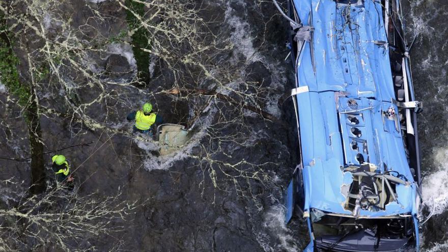 El chófer del siniestro mortal en el Lérez declara que el autobús cayó al río por una bolsa de agua