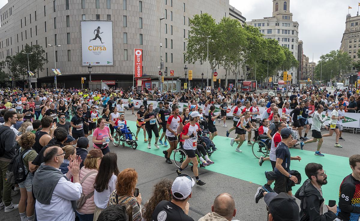 Los participantes finalizando en plaça Catalunya su recorrido de 10 km durante la 44 edición de la Cursa de El Corte Inglés