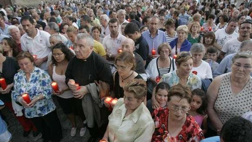 Procesión de los vecinos de Angrois hacia la Catedral.  // Xoán Álvarez