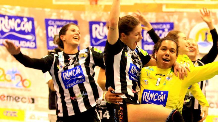 Las jugadoras del Rincón Fertilidad celebran la victoria de la anterior eliminatoria ante el Thun suizo.