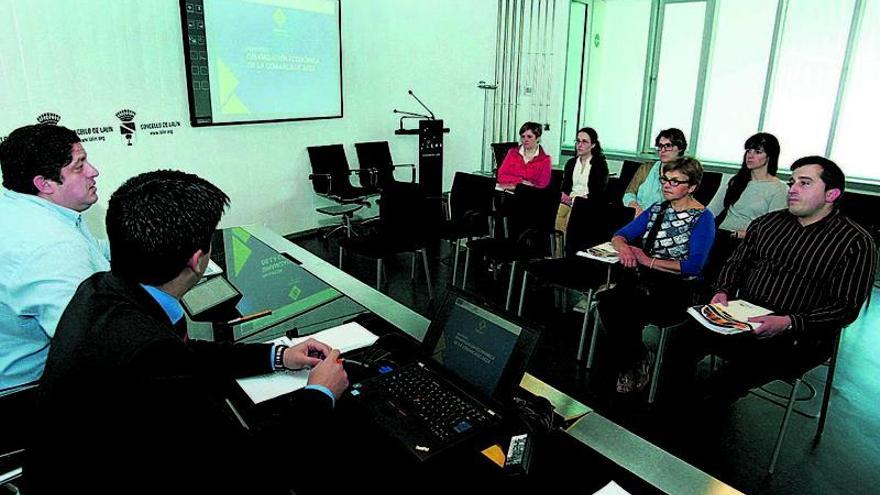 Reunión con los restauradores celebrada, ayer, en el consistorio lalinense.