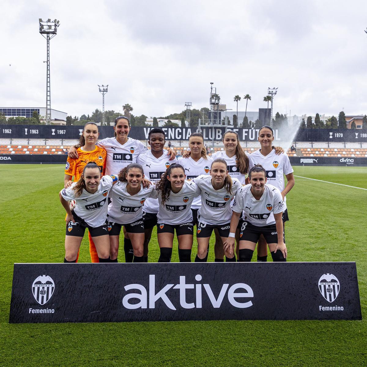 El Valencia Femenino antes del partido contra la Secció Esportiva