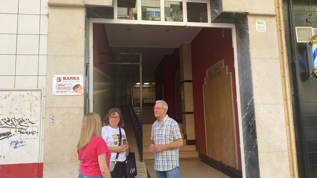 Siete meses de la dana: “Nos han cobrado 40.000 euros y seguimos sin puertas ni ascensor”