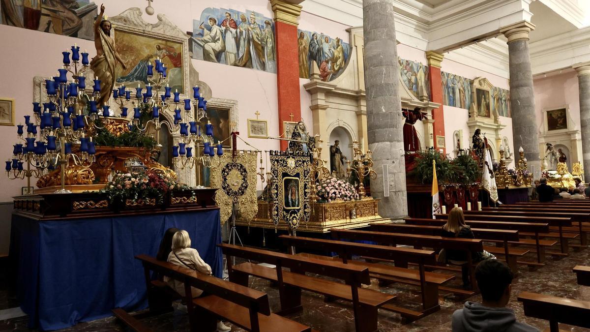 Pasos expuestos en el interior del templo de San Antolín, en Murcia.