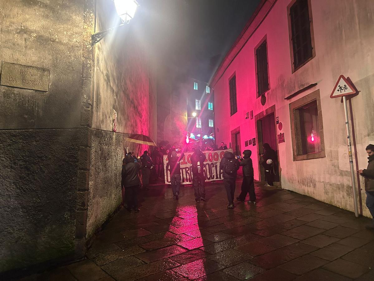 Bengalas, petarBengalas, petardos y cortes de tráfico en la segunda manifestacion contra el desalojo de la Algaliados y cortes de tráfico en la segunda manifestacion contra el desalojo de la Algalia