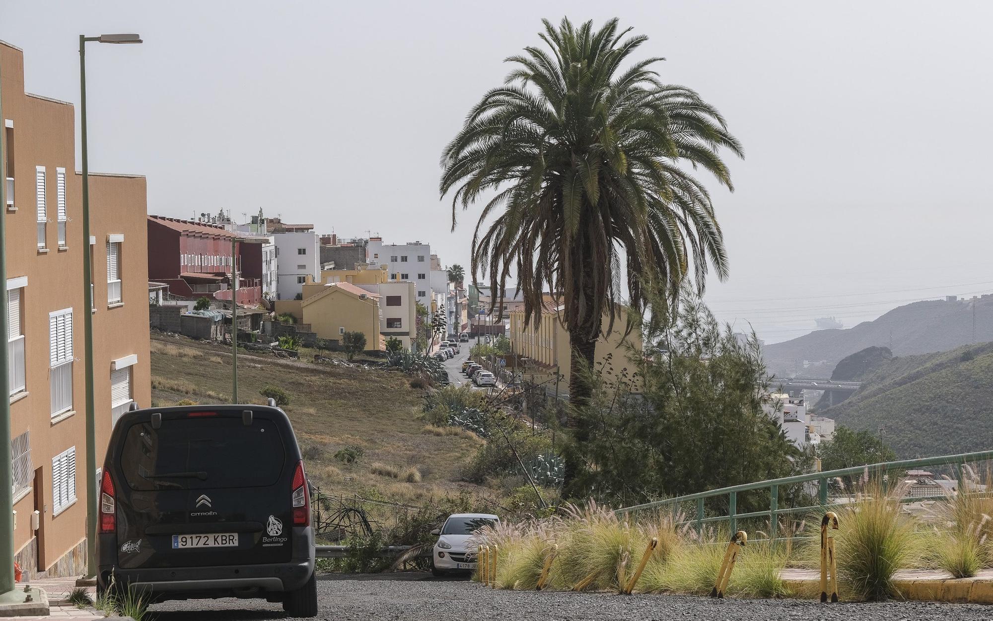 Falta de limpieza en las calles del barrio de El Fondillo en Las Palmas de Gran Canaria