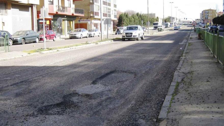 En primer plano, baches de la travesía N-122 que la concejalía de Obras prevé reparar. Foto