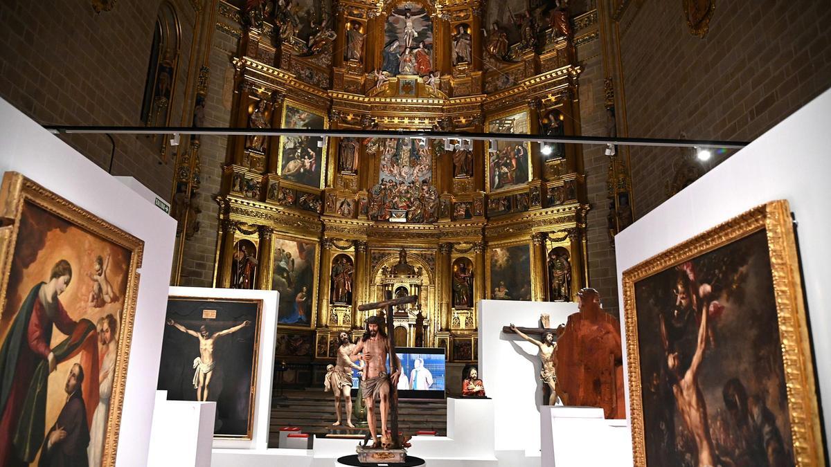 Interior de la catedral de Plasencia durante la celebración de las edades del hombre.