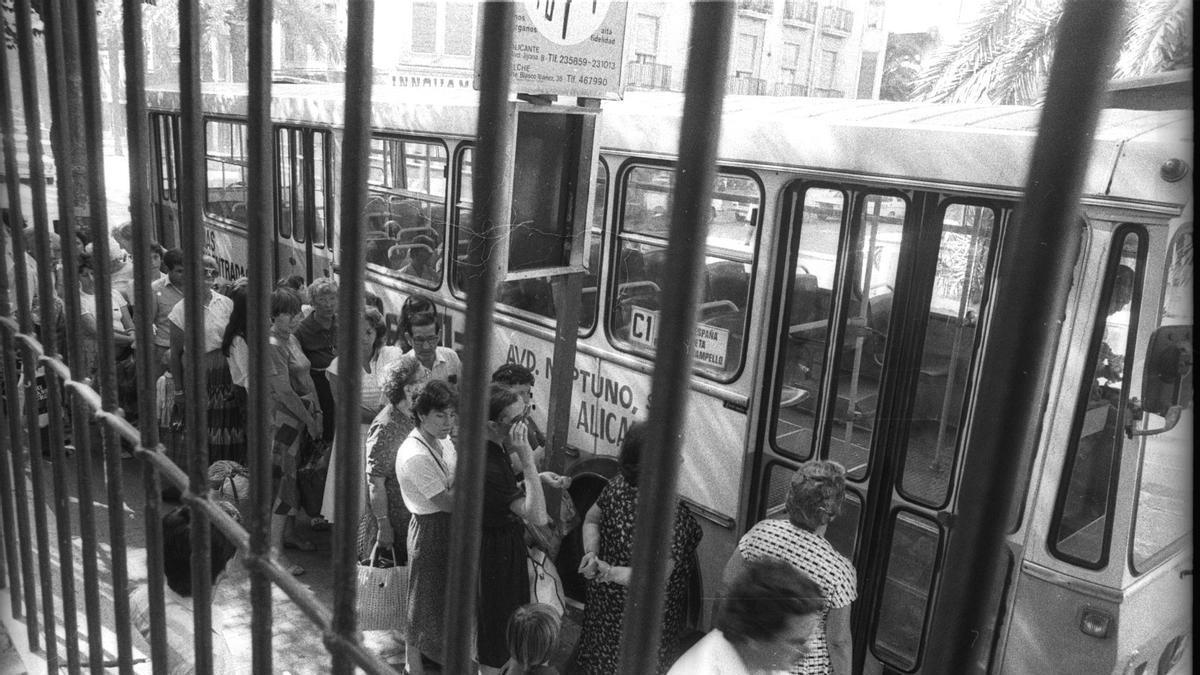 Hace 50 años Alicante. Del 6 al 12 de abril de 1976: Caos y colas en el transporte público