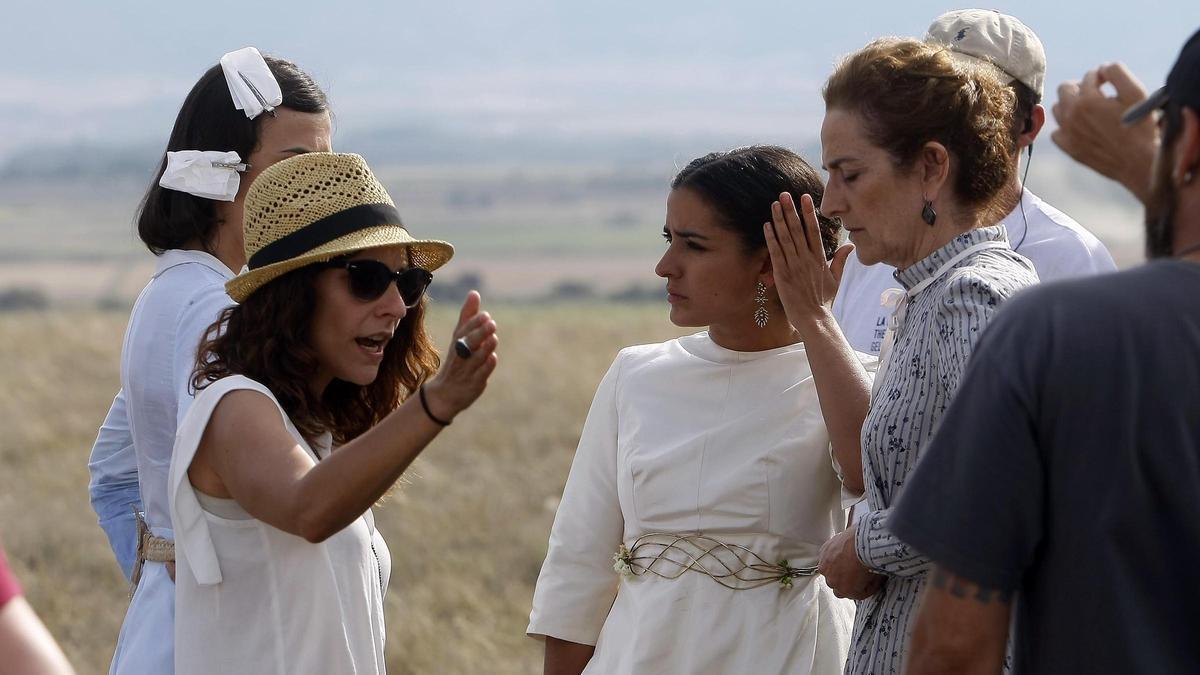 Paula Ortiz con Inma Cuesta y Consuelo Trujillo en el rodaje de 'La novia' en El Bayo.