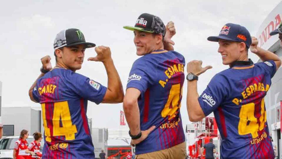 Aleix Espargaró, en el centro, es un gran seguidor del Barça