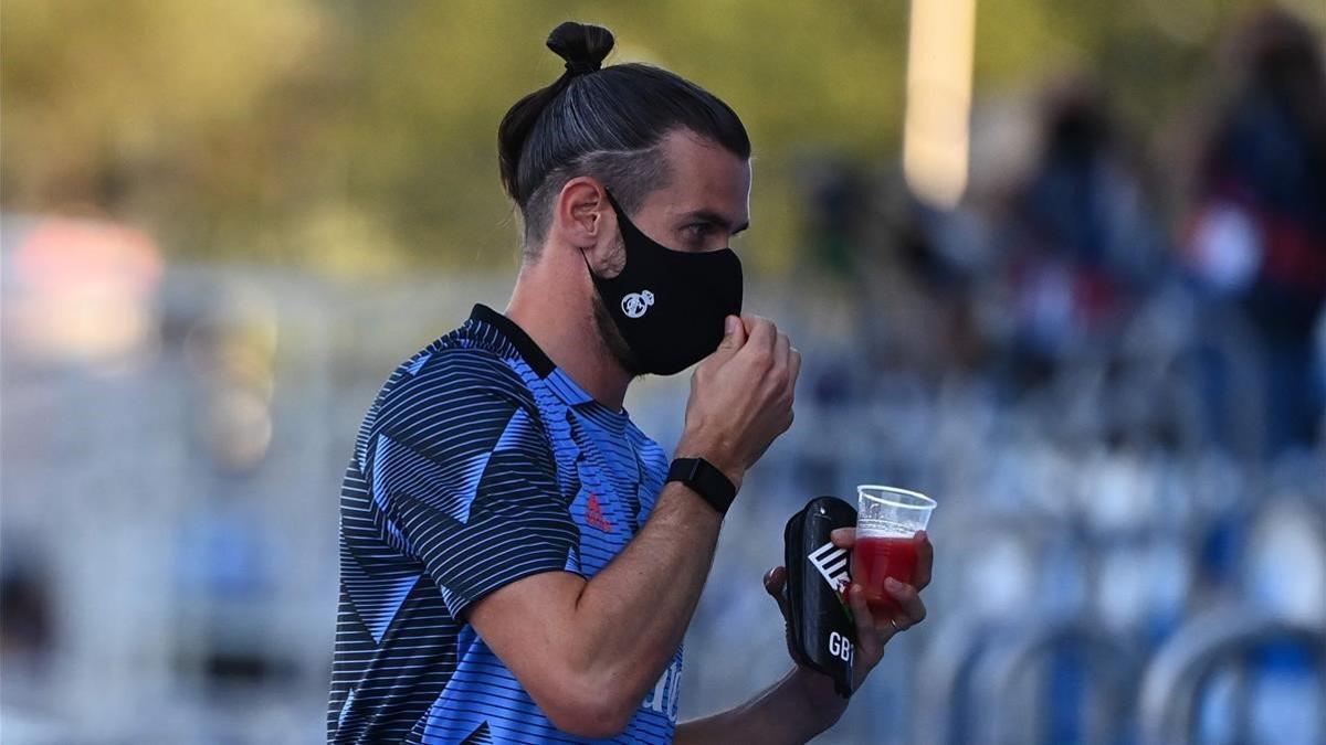 Gareth Bale se dirige a ocupar su puesto en la grada de Valdebebas antes del partido contra el Villarreal.