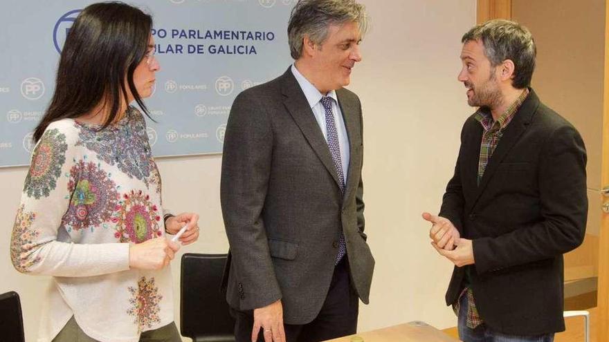 Los diputados del PP, Paula Prado y Pedro Puy, ayer junto al alcalde de A Coruña, Xulio Ferreiro.