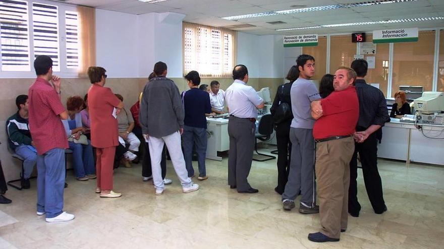 El INEM se refuerza para atender un alud de parados en sus oficinas