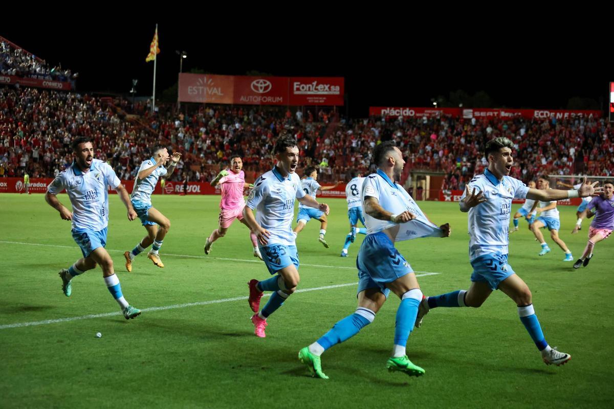Celebración emotiva de los jugadores del Málaga CF tras conseguir un empate in extremis ante el Nástic en Tarragona