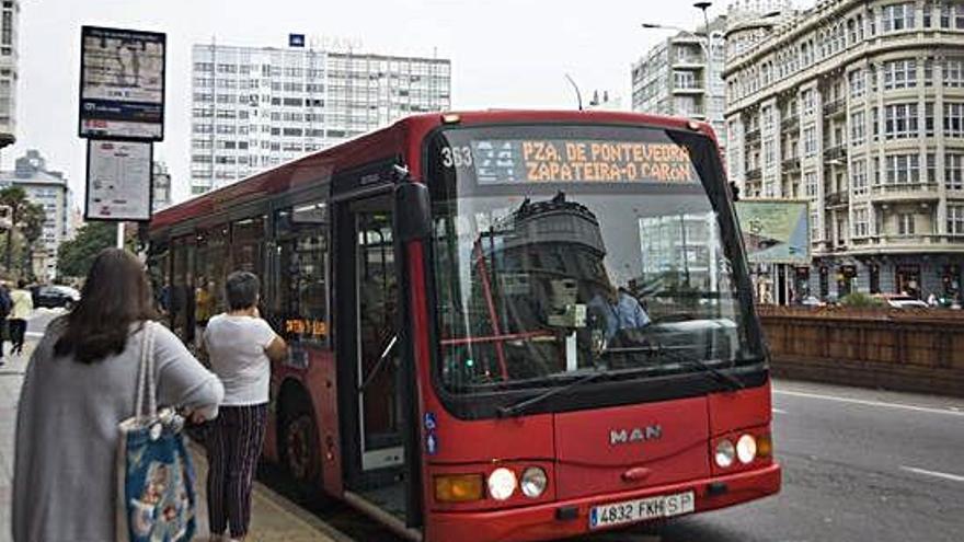 Un bus de la línea 24, en una parada en A Coruña.