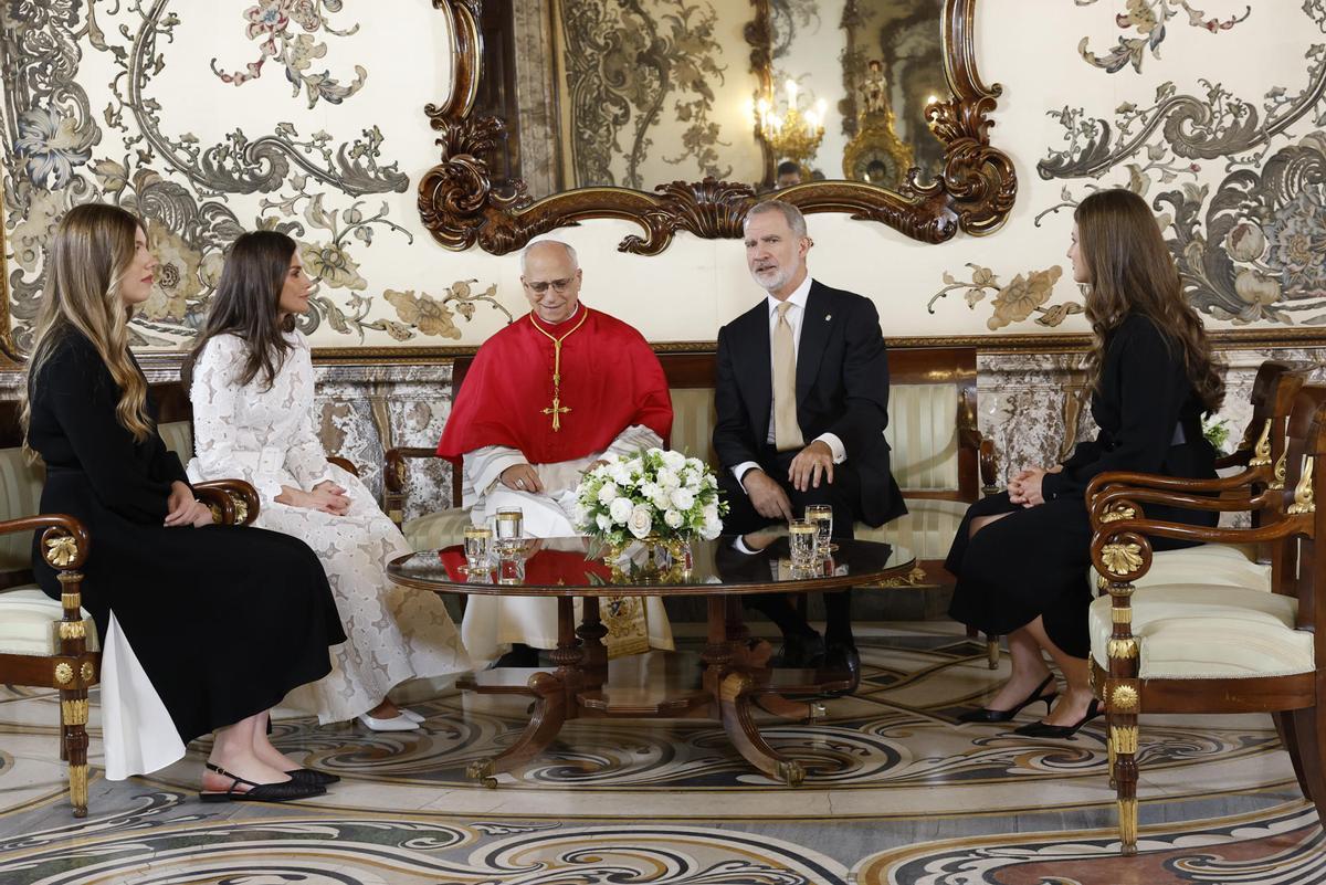 Audiencia de los reyes, la princesa Leonor y la infanta Sofía con el Papa León XIV en el Palacio Real.