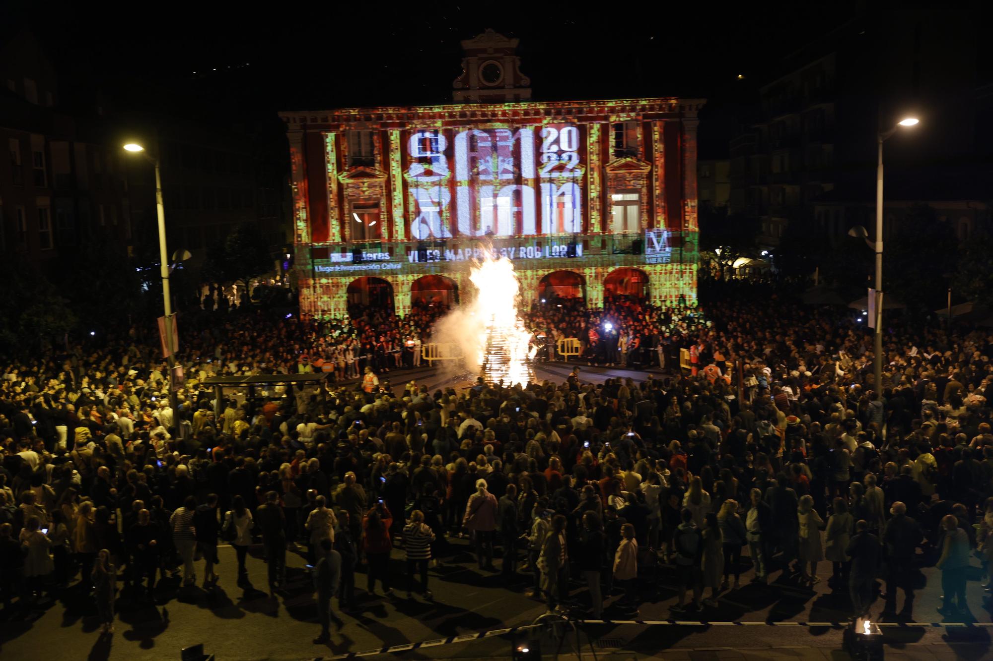 Las hogueras de San Xuan iluminan de nuevo la noche en toda Asturias