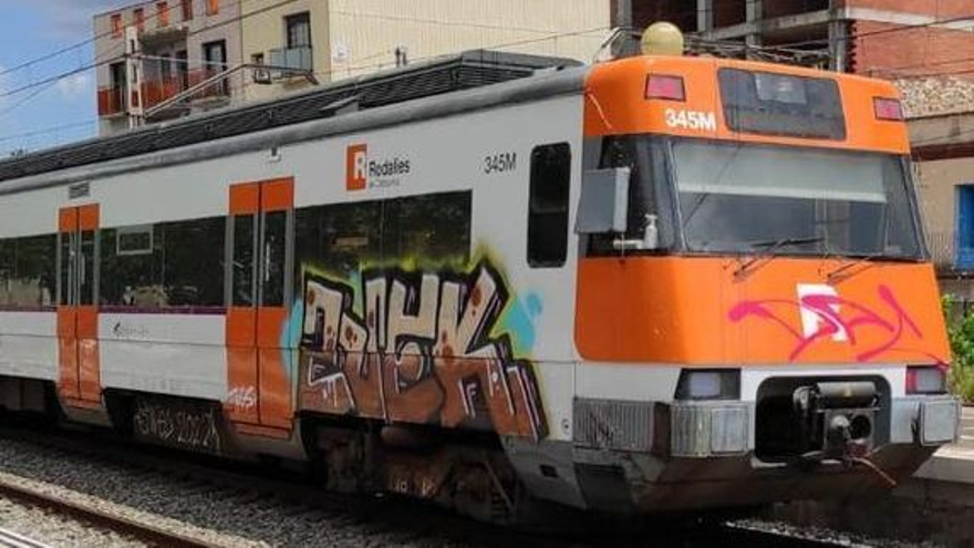 Detinguts dos joves per llançar pedres contra els usuaris d&#039;un tren