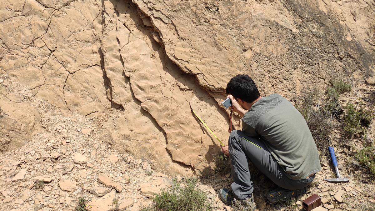 El geólogo oscense Martín Linares Montes trabaja en el terrreno.
