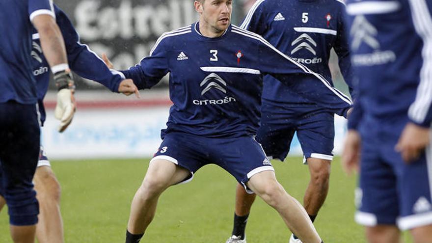 Andreu Fontás, durante el entrenamiento celebrado ayer por el Celta en las instalaciones de A Madroa. // Ricardo Grobas