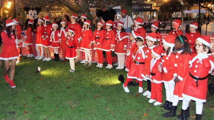 Un grupo de niñas se divierte en la alameda vestidas de Papa Noel. // Santos Álvarez