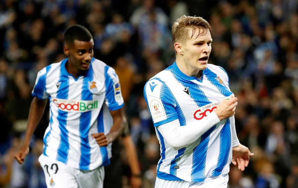 GRAF9808. SAN SEBASTIÁN, 13/02/2020.- El centrocampista sueco de la Real Sociedad Martin Odegaard celebra su gol, segundo del equipo ante el Mirandés, durante el partido de ida de las semifinales de la Copa del Rey de fútbol que se disputa este jueves en el estadio Reale Arena de San Sebastián. EFE/Juan Herrero.. HORIZONTAL