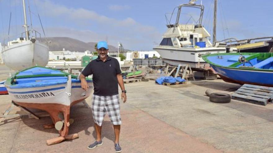 Gregorio Páez Guadalupe, el pasado sábado, en el puerto de Caleta de Sebo, en La Graciosa. | javier fuentes