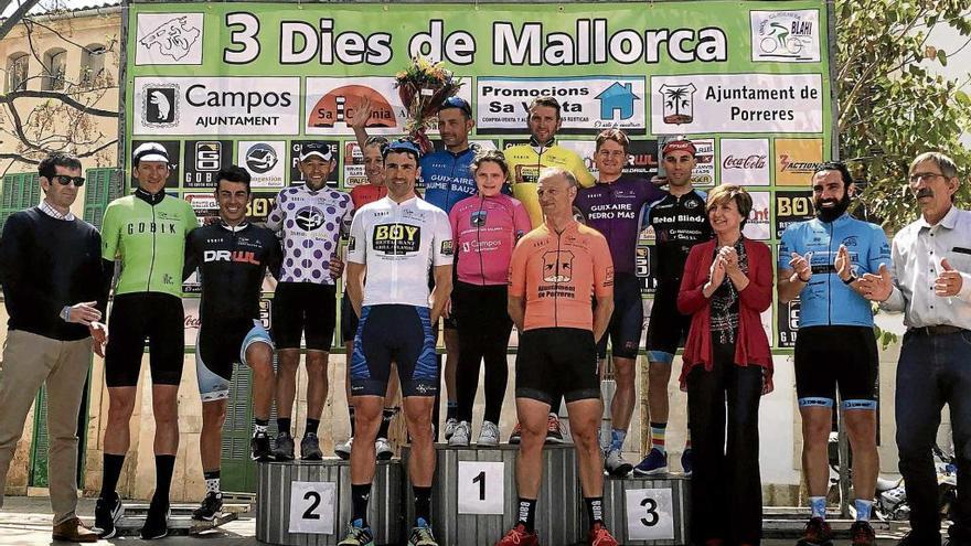 Podio final general de los 3 Dies de Mallorca con Toni Muntaner de amarillo en el centro.