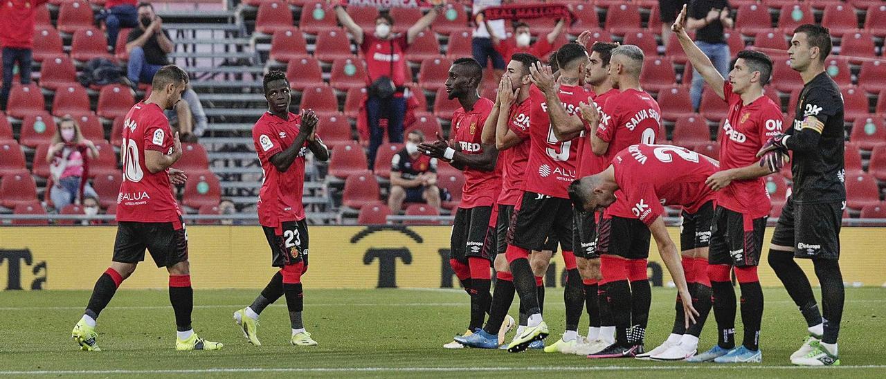 Los jugadores del Mallorca saludan a los aficionados antes de empezar el encuentro del pasado domingo ante el Alcorcón.