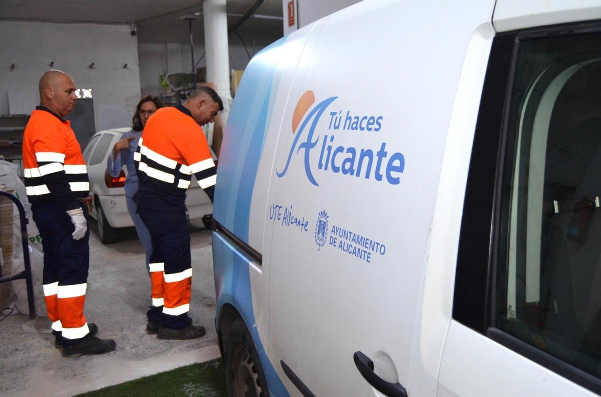 Los operarios de UTE, durante la recogida de libros.