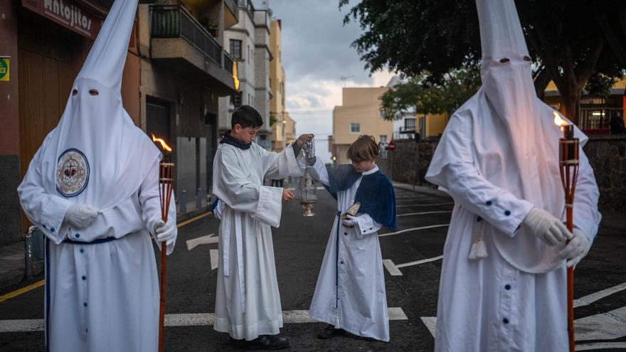 Emoción en La Cuesta en el Encuentro de Semana Santa entre Jesús Cautivo y la Virgen, en La Laguna