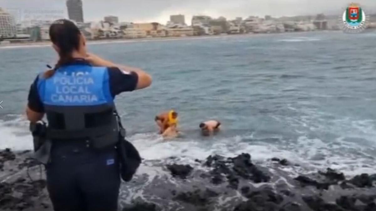 Un agente de la Policía Local salva a la vida a un bañista en Las Canteras