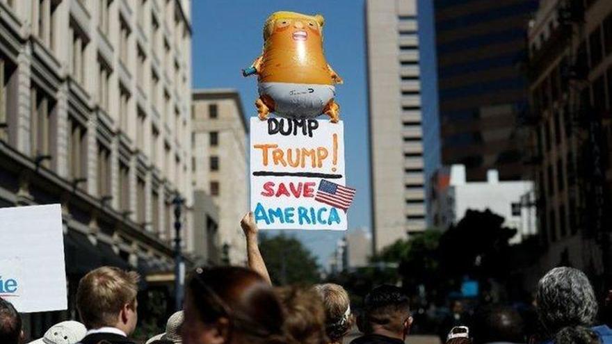 Cientos de personas en San Diego exigen el juicio político a Trump