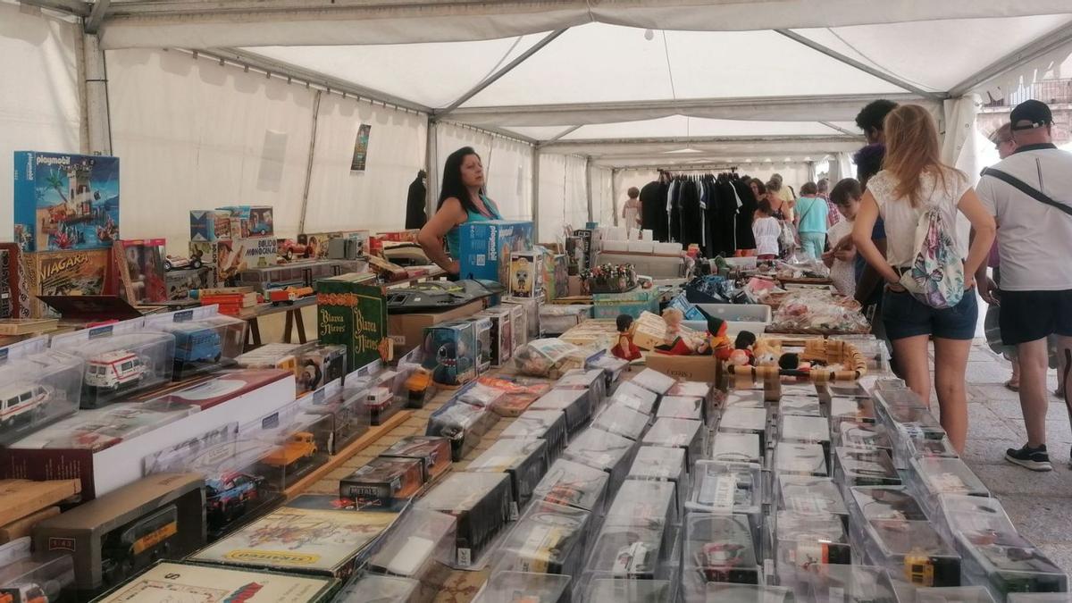 Uno de los puestos de juguetes antiguos y de colección de la feria “Toro Cosmopolita” que se celebra en la Plaza Mayor. | M. J. C.