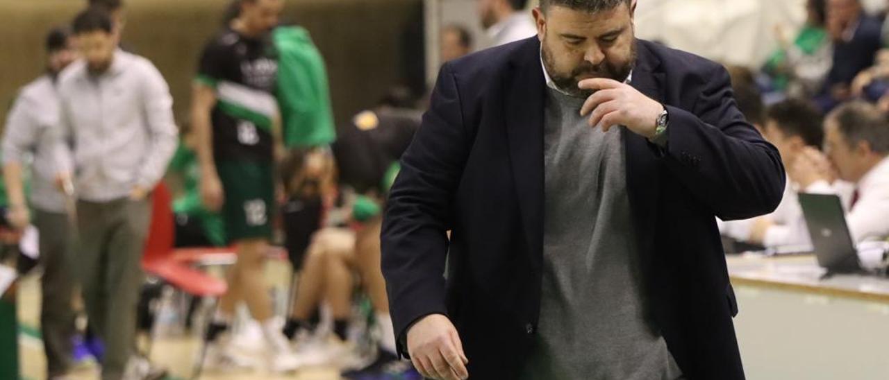 El técnico Pau Tomàs durante un encuentro de este curso.