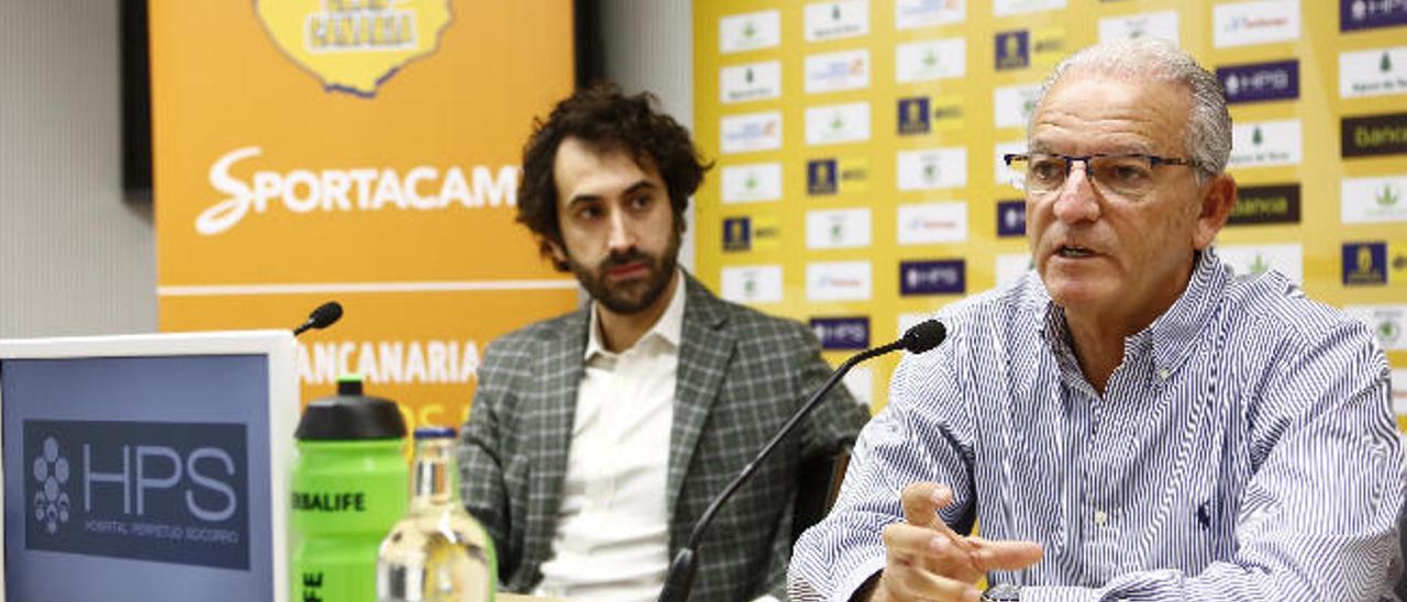 Pedro Duarte, director para España de Sportacam, (izq.) junto a Miguelo Betancor, presidente del Granca.