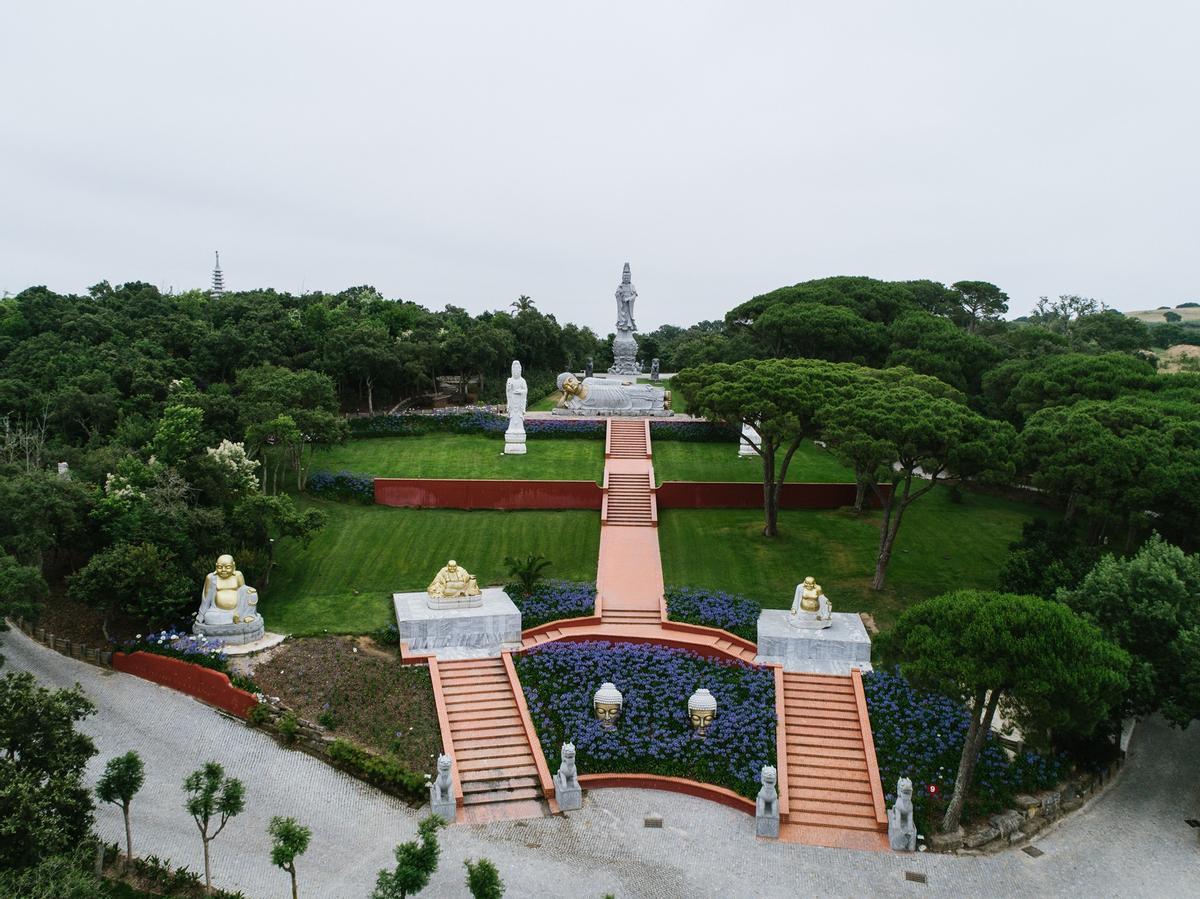 Escalera de los budas dorado del Bacalhôa Buddha Eden.