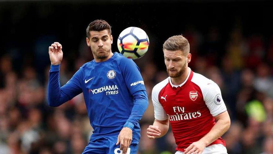 Morata, ante Mustafi, ayer en Stamford Bridge.