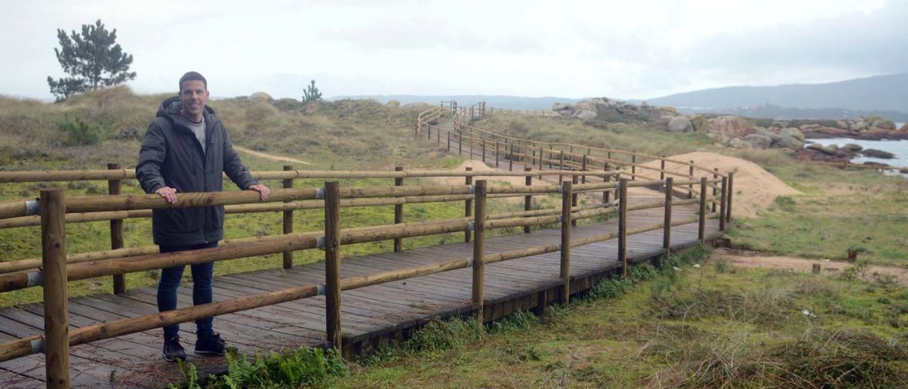 Luís Arosa delante del nuevo vallado de las dunas de Barbafeita, en Area da Secada.