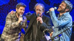 Luis Eduardo Aute, con Estopa, en el Palau de la Música.