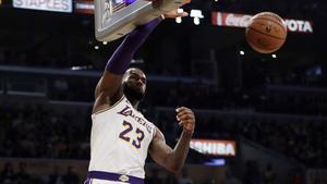 Los Angeles Lakers’ LeBron James (23) dunks against the Atlanta Hawks during the first half of an NBA basketball game Sunday, Nov. 11, 2018, in Los Angeles. (AP Photo/Marcio Jose Sanchez)