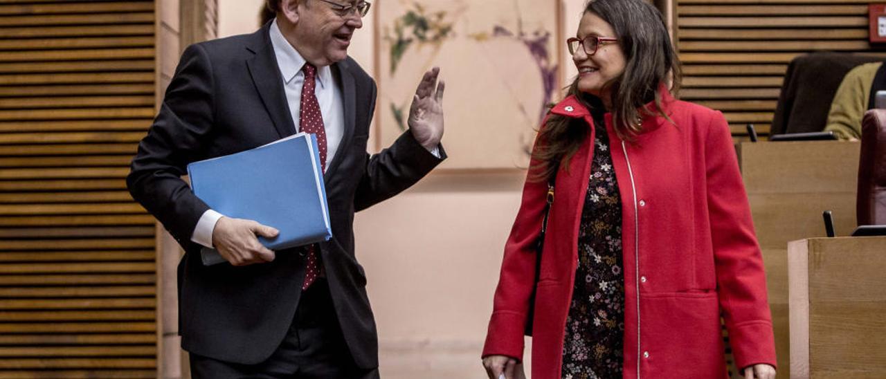 Ximo Puig y Mónica Oltra, al llegar ayer al hemiciclo de las Corts para la sesión de control al Consell.