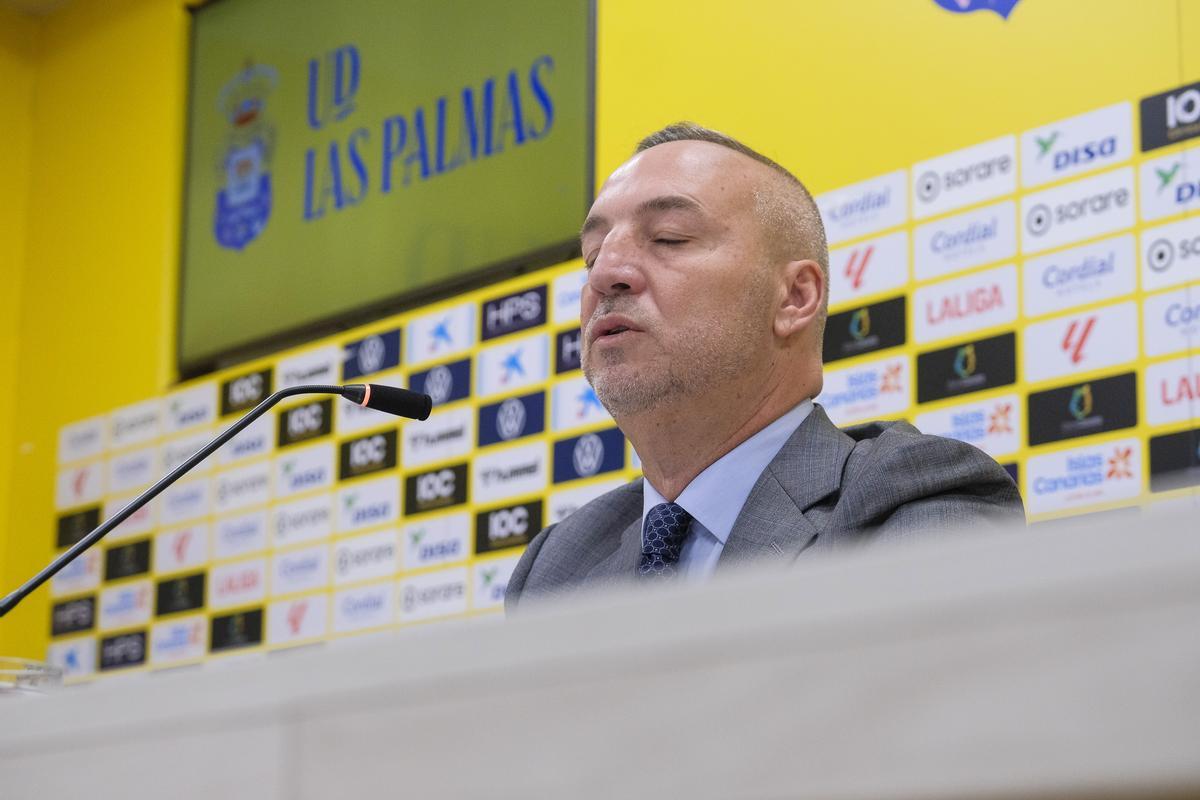 Ramírez cierra los ojos en la sala de prensa del Gran Canaria, en imagen de archivo y reflexionando en clave futuro.