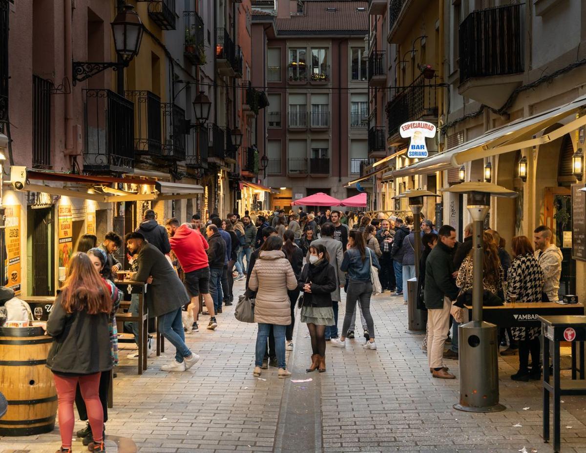 Da igual el clima, la calle Laurel siempre se llena de profesionales del tapeo