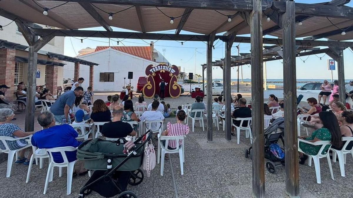 Imagen de una de las sesiones de Circ a la Mar que se llevan a cabo este verano en el litoral de Almassora y que concluyen este domingo.