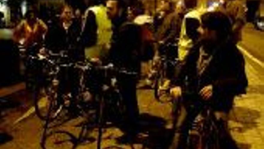 LOS ESTUDIANTES MARCHAN POR LA PAZ EN BICICLETAS