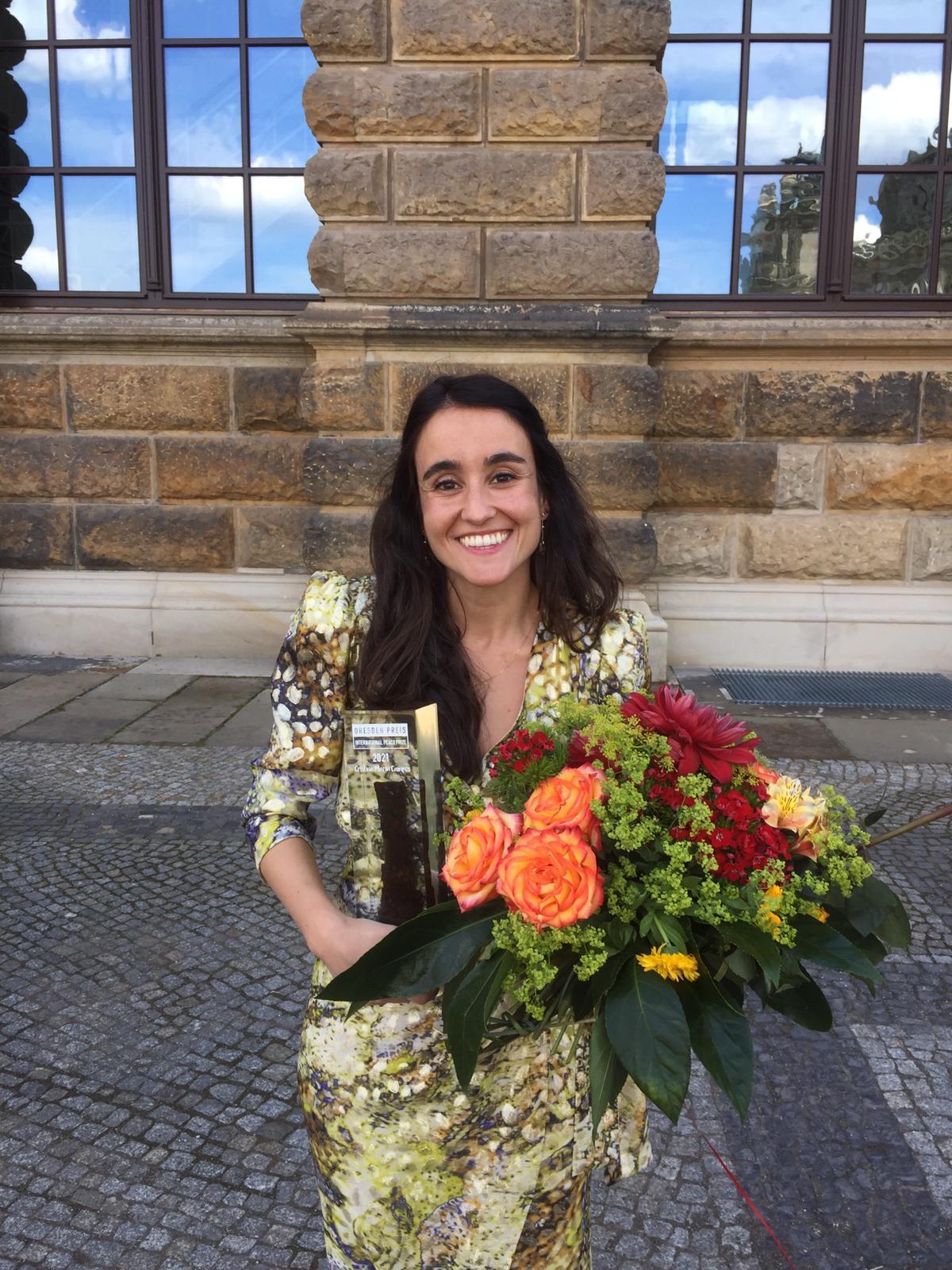 La cirujana Cristina Marín Campos con su Premio Dresde de La Paz en 2021