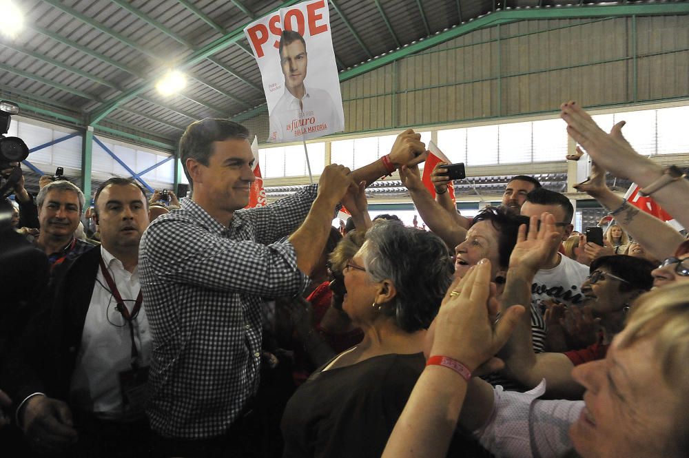 Pedro Sánchez abarrota el polideportivo de Carrús